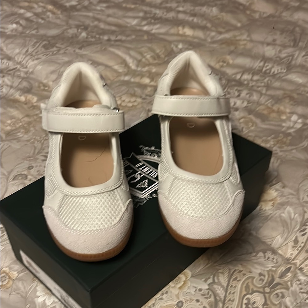 Elegant White Dress Shoes with Round Toe Design